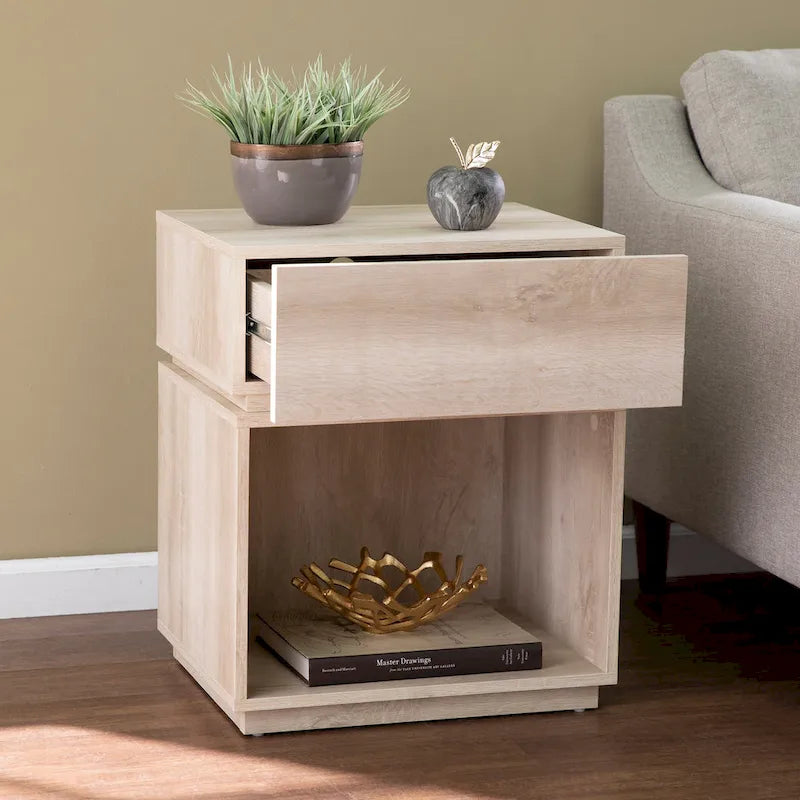 Table d'appoint en bois blanc de style transitionnel