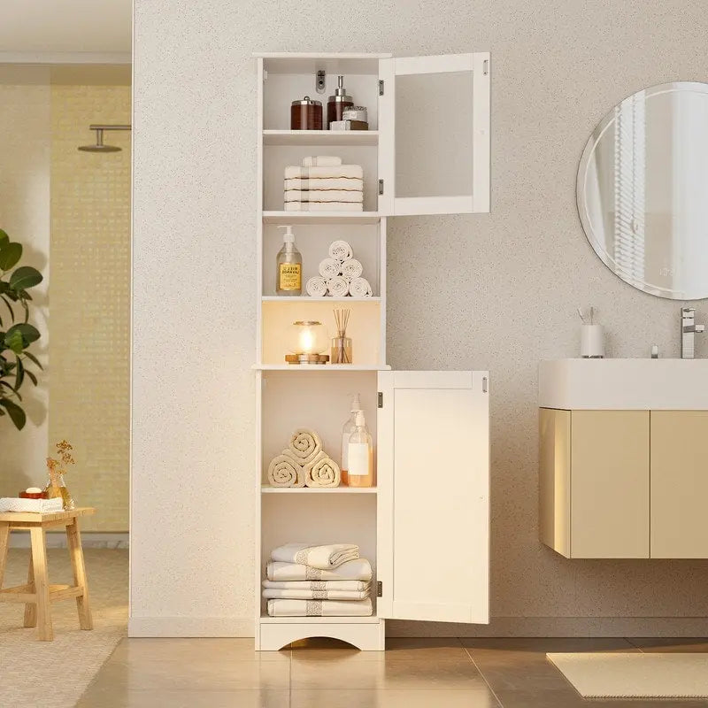 Portes et étagères ouvertes d'un meuble de salle de bain autoportant, étroit et haut