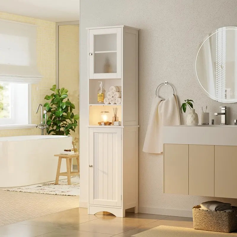 Portes et étagères ouvertes d'un meuble de salle de bain autoportant, étroit et haut