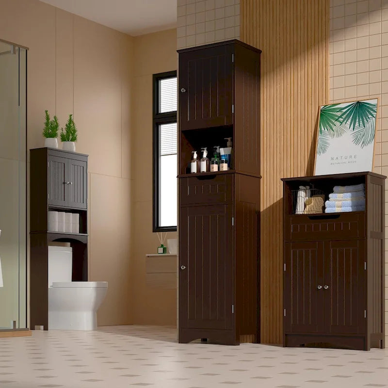 Portes et étagères ouvertes d'un meuble de salle de bain autoportant, étroit et haut