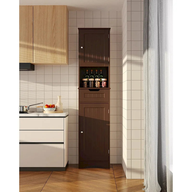 Portes et étagères ouvertes d'un meuble de salle de bain autoportant, étroit et haut