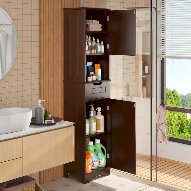 Portes et étagères ouvertes d'un meuble de salle de bain autoportant, étroit et haut