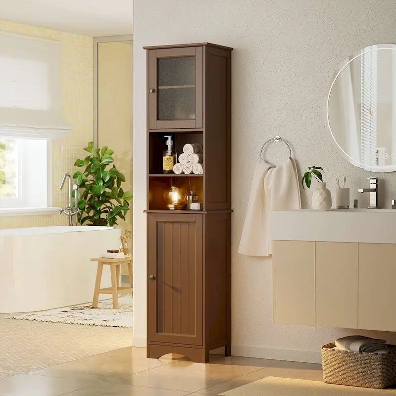 Portes et étagères ouvertes d'un meuble de salle de bain autoportant, étroit et haut
