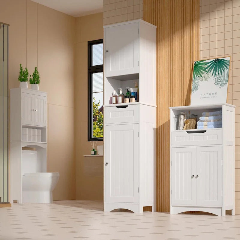 Portes et étagères ouvertes d'un meuble de salle de bain autoportant, étroit et haut