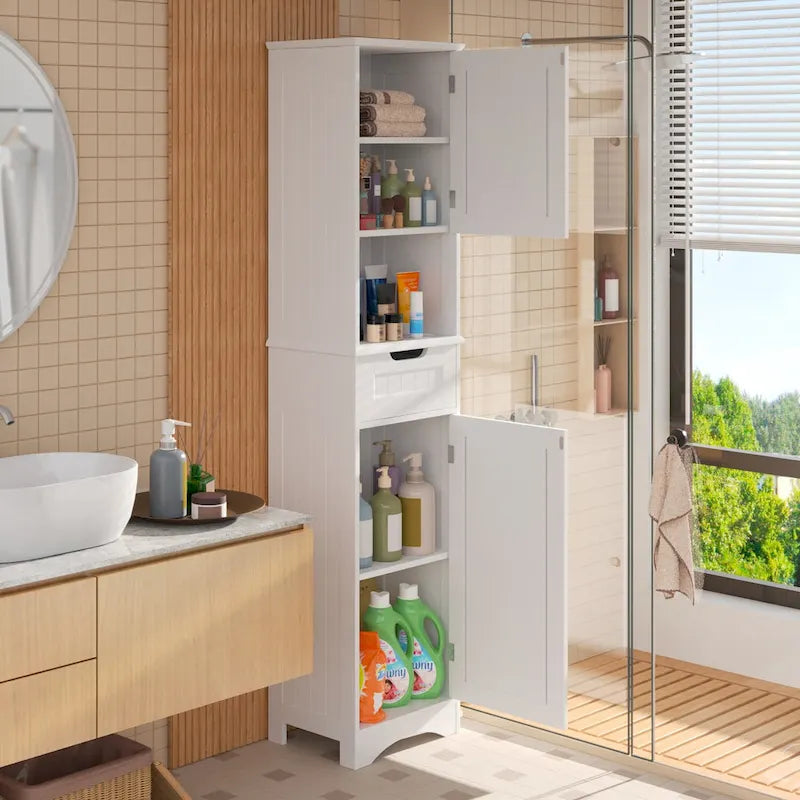Portes et étagères ouvertes d'un meuble de salle de bain autoportant, étroit et haut